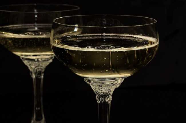 champagne glasses 1940262 640