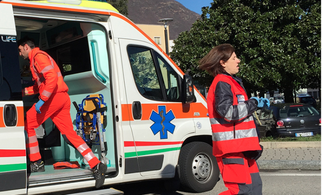 ambulanza emergenza sanitari donna