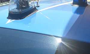 corta polizia auto lamperggianti giorno