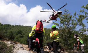 eliambulanza bianco uomini decollo montagna