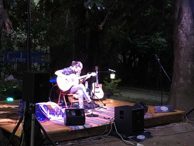 simone alfonsi durante esibizione