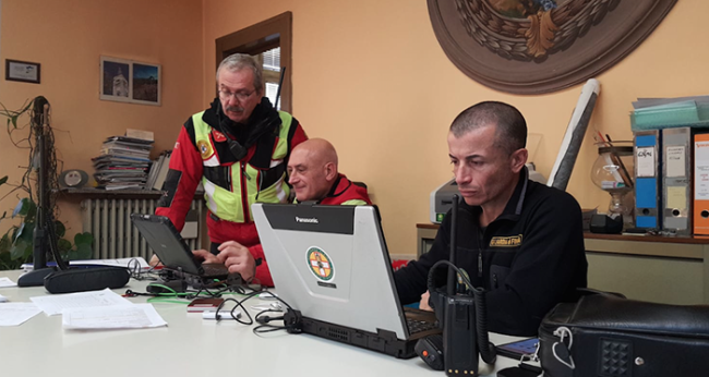 soccorso ufficio uomini computer scrivania