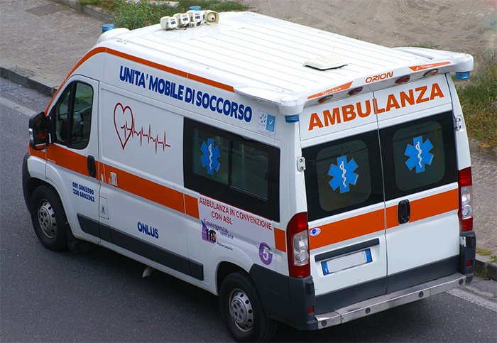 Bambino di tre anni investito da un'auto