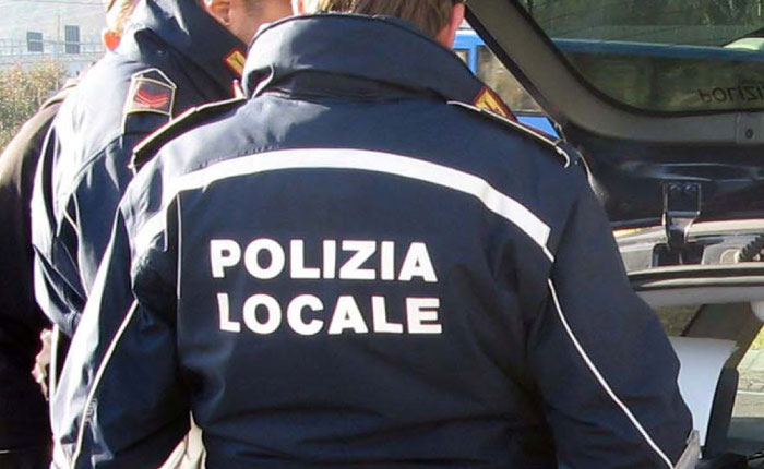 Omegna: i vandali del salotto di Babbo Natale si "consegnano" e fanno un'offerta al parroco 