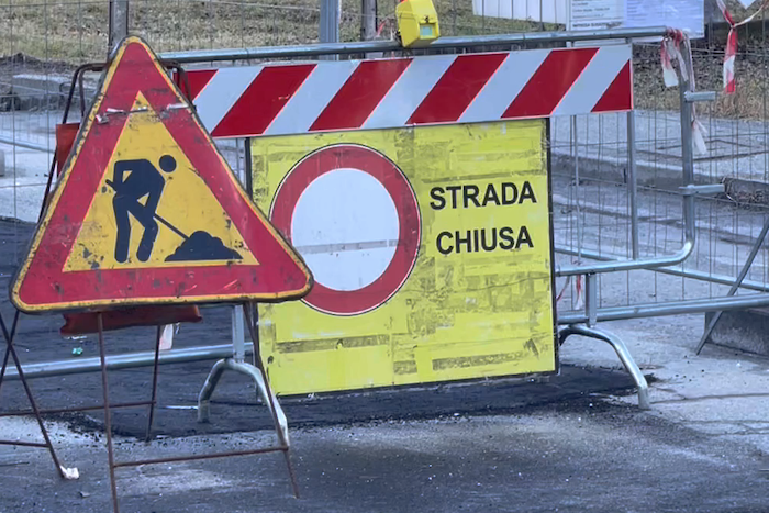 Omegna: cedimento stradale, chiusa via per Cireggio 