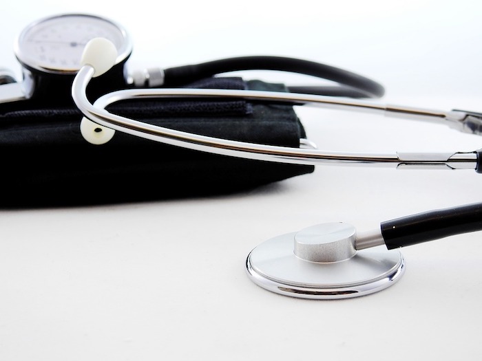 Mancano i medici, la Regione chiama alla leva i pensionati