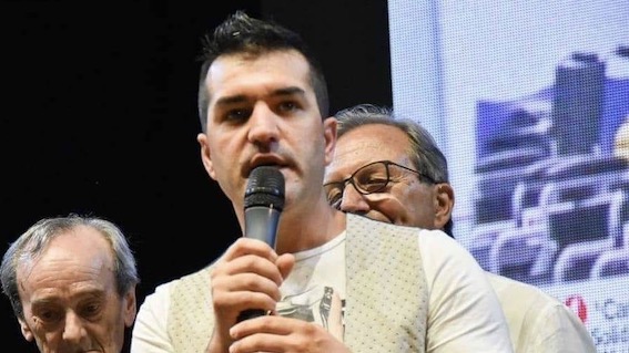 cantante solidarieta