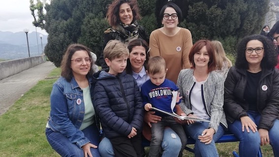 panchina blu casale c c