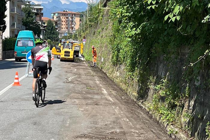 Omegna: si ripulisce la cunetta di via Novara, mezzo chilometro assediato da erbacce