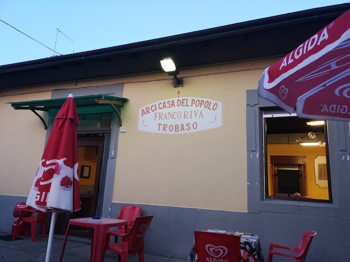 Una serata di cibo e canzoni (cantate insieme) per il Circolo Arci di Trobaso 