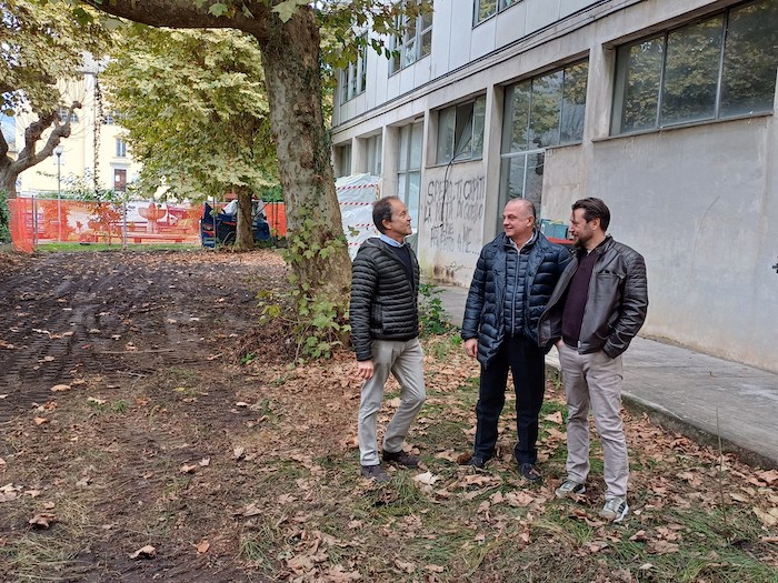 Omegna: si smantella la scuola all'amianto, nell'area un parcheggio e un frutteto 