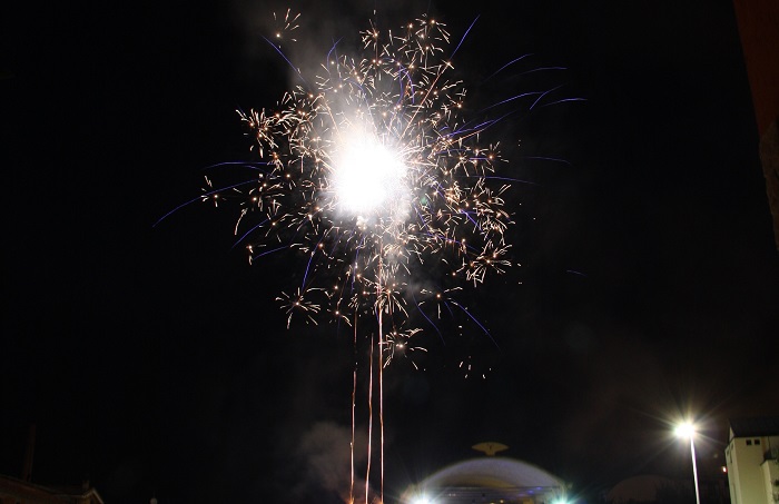 Fuochi d'artificio e palloncini luminosi nel mercoledì sera del San Vito Bimbi