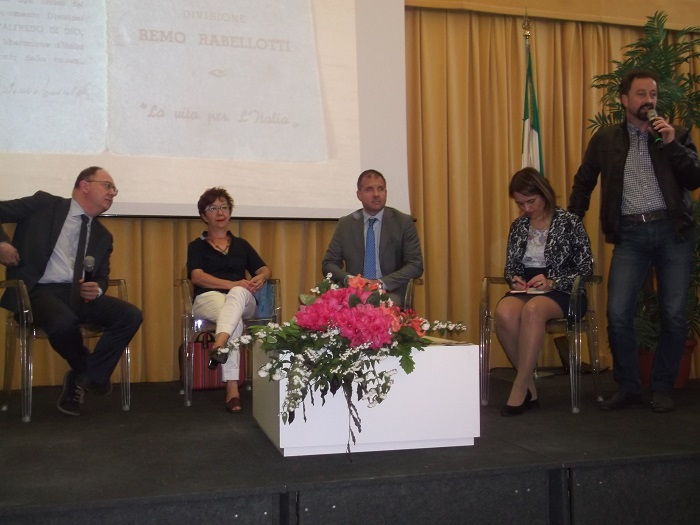 Anna Lavatelli ha incontrato gli studenti di Omegna al Forum. Foto