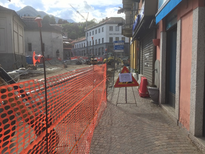 Omegna, marciapiede chiuso in Piazza Beltrami per via dei lavori
