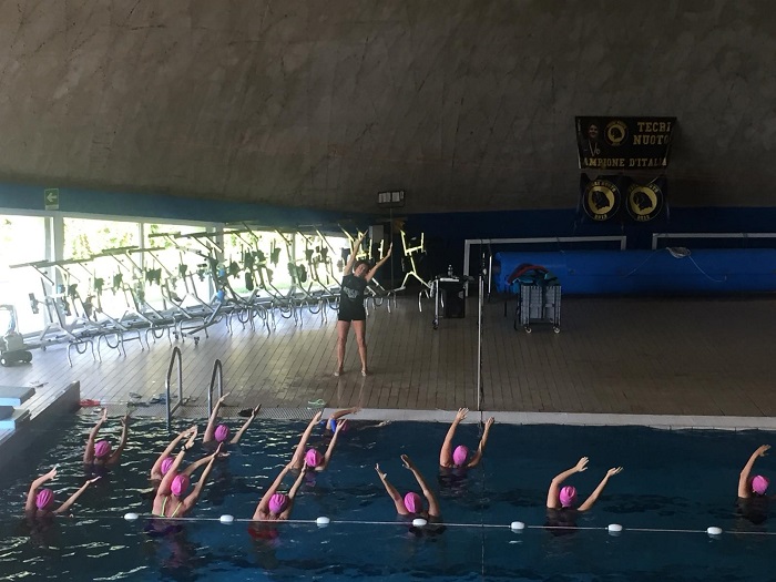 Anche domenica 14 tutti in acqua a Bagnella con la cuffia rosa insieme alla LILT