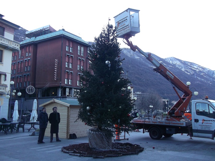 Il vento forte abbatte l'albero di Natale ad Omegna