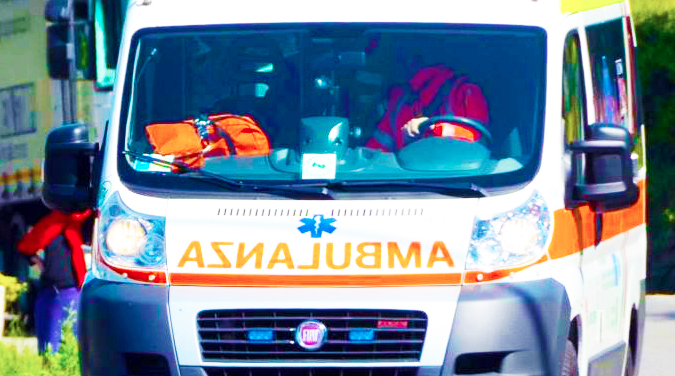 Scontro tra auto e moto: centauro in ospedale per lievi ferite