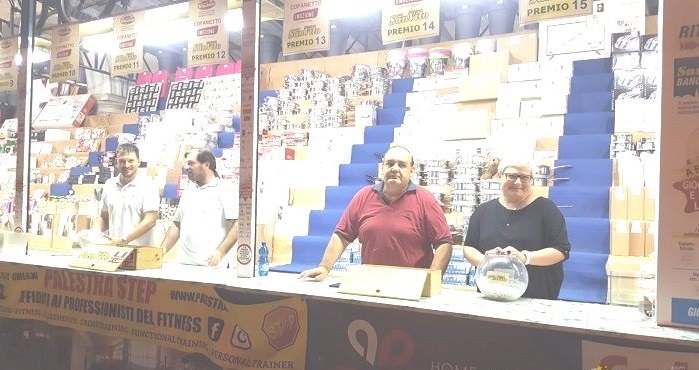 Gli assessori e i Consiglieri omegnesi salgono sul Banco di Beneficenza. Foto