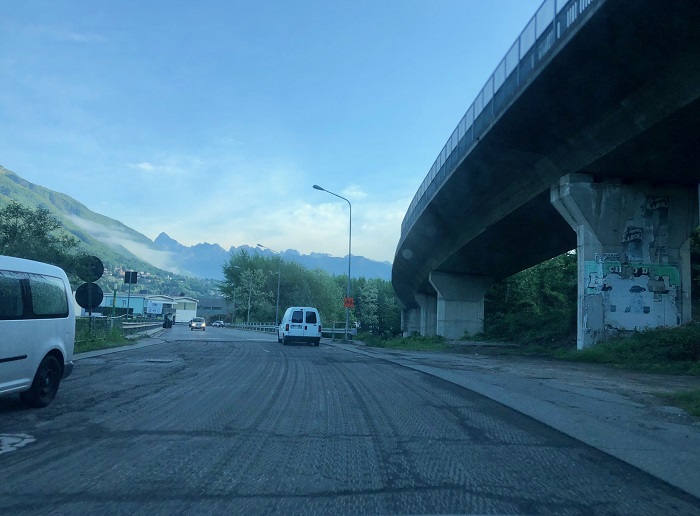 Omegna, in corso la nuova asfaltatura del manto stradale in via Verta