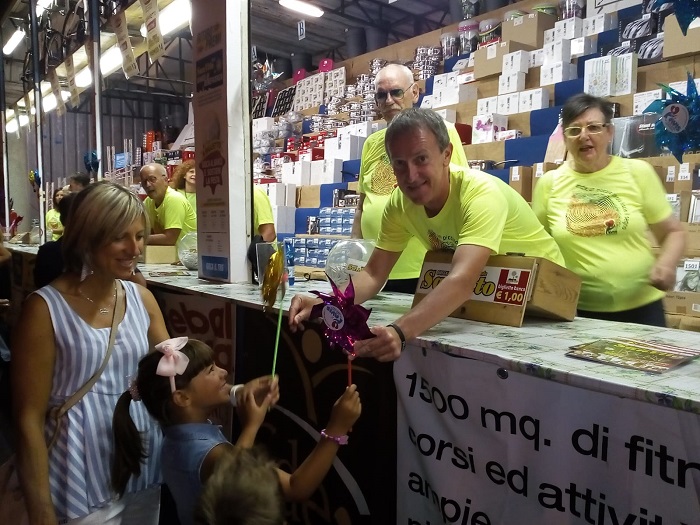 Sul Banco di Beneficenza di San Vito i sorrisi e l'umanità dell'Avis di Omegna. Foto