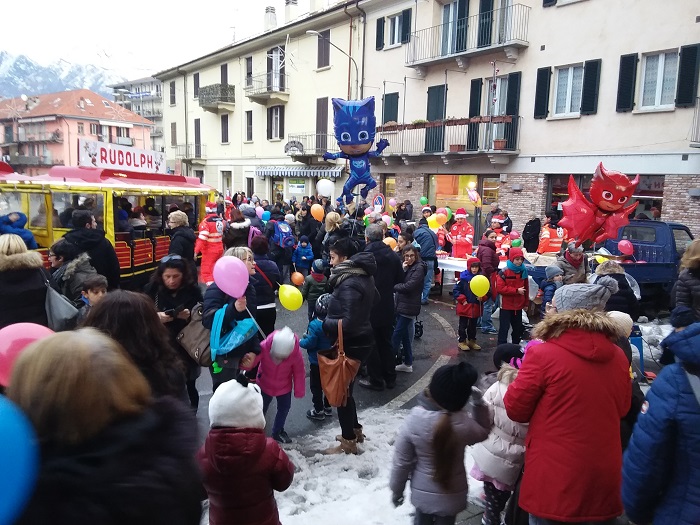 I bambini dell'asilo accolti da Babbo Natale a Gravellona