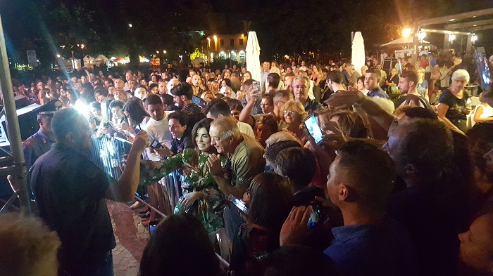 Piazza piena per Bianca Atzei che regala un brano inedito e selfie ad Omegna. Foto
