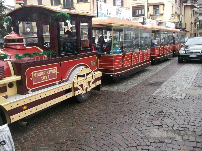 I bambini dell'asilo a spasso per le vie di Omegna con il trenino