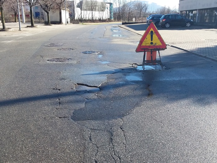 A Gravellona il dibattito si sposta sulle buche nelle strade. Foto