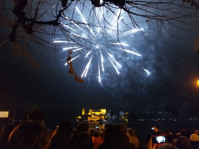Il Capodanno a Orta tra Fuochi d'artificio e musica. Fotogallery