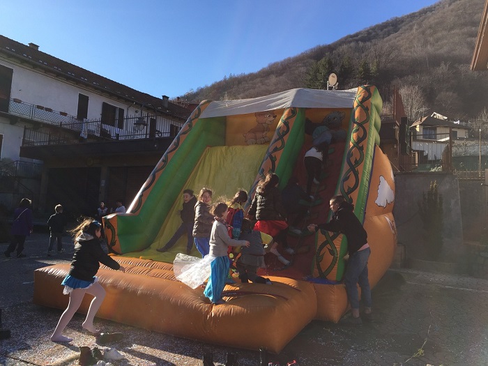 Il Carnevale a Cesara con gonfiabili, musica e piatti tradizionali. Foto