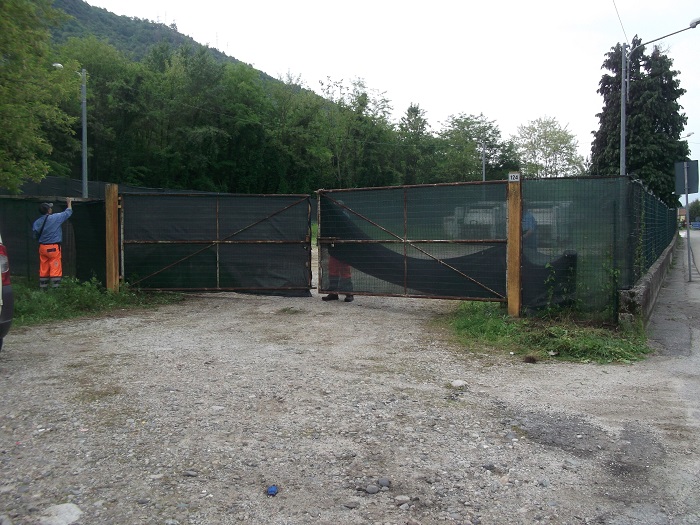 Schermata l'area rifiuti alle Brughiere ma non si placano le polemiche