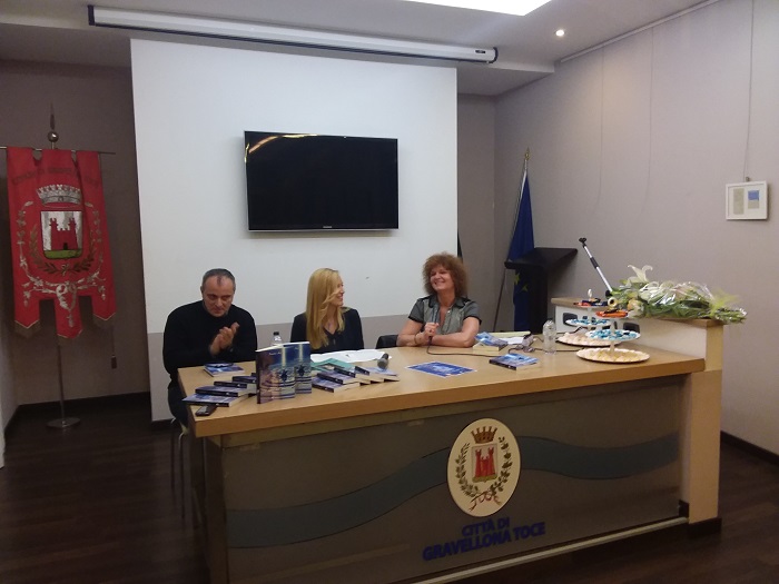 Il nuovo romanzo di Daniela Nolli, "Il tutto nel silenzio", presentato a Gravellona