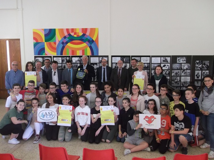 Un defibrillatore per la scuola media Beltrami di Omegna. Foto