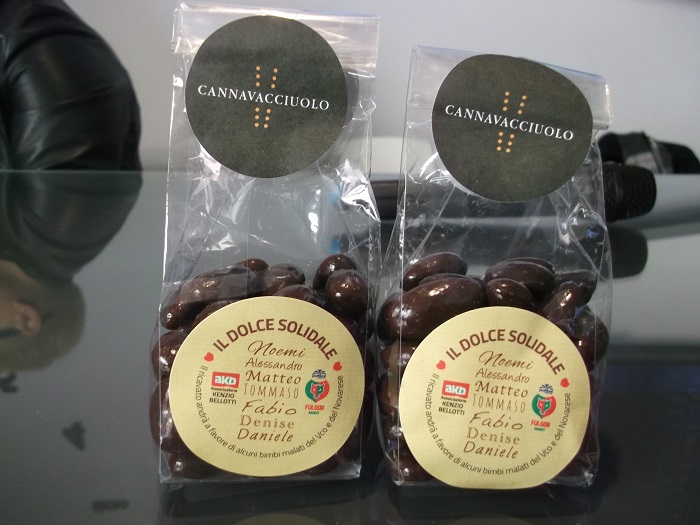 Il gusto, dolce, della solidarietà con le mandorle ricoperte di cioccolato