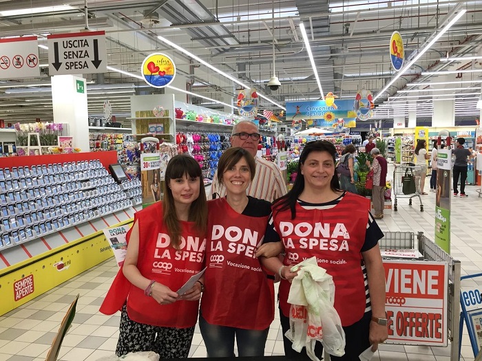 Un successo la raccolta di cibo per gli amici animali svolta all'Ipercoop di Gravellona