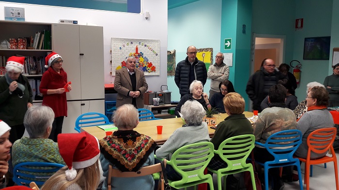 Tombola e musica per la festa di Natale al ProMemoria Caffè. Fotogallery