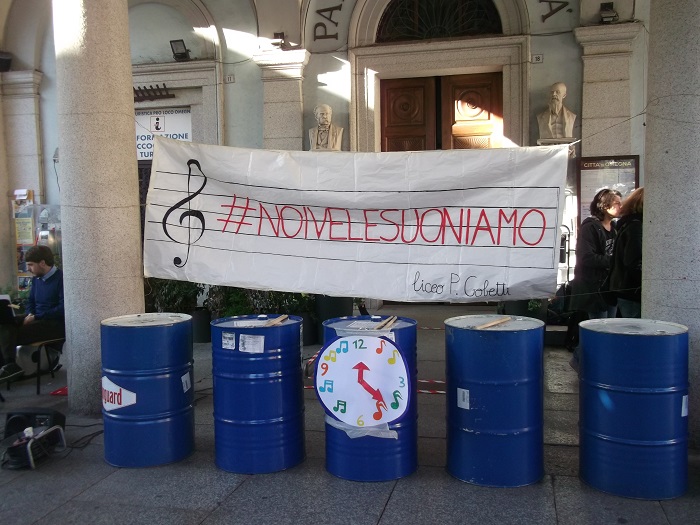 Omegna, i musicisti del Liceo Gobetti uniti nel flash mob. Fotogallery