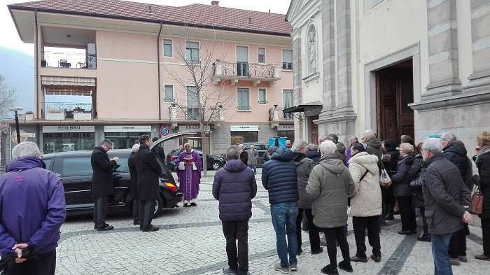 Tanta gente a Gravellona per salutare Giuseppe Mordini per l'ultima volta
