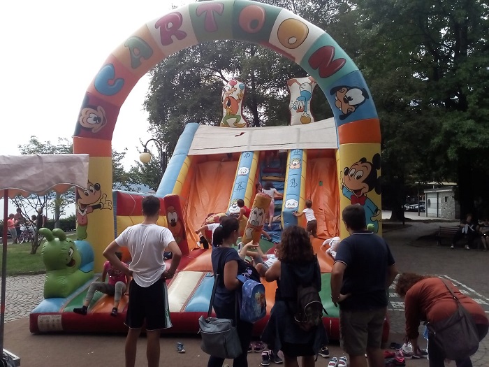 Gonfiabili e giostrina ai giardini di Omegna a favore di Angsa Vco. Foto