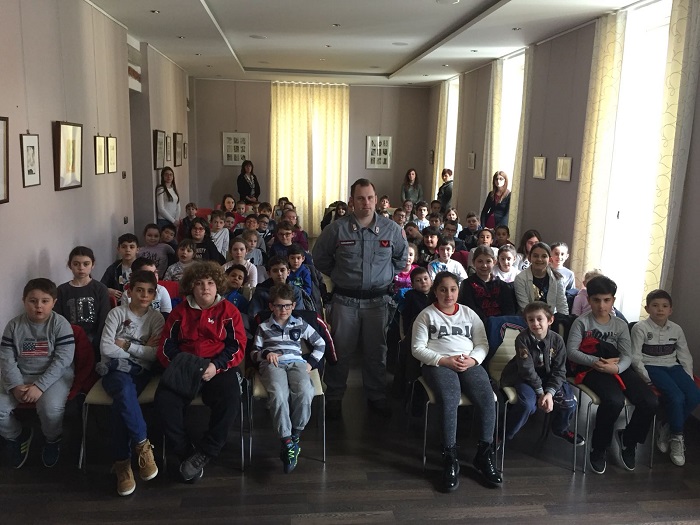 L'importanza del lupo spiegata ai bambini del doposcuola delle elementari di Gravellona