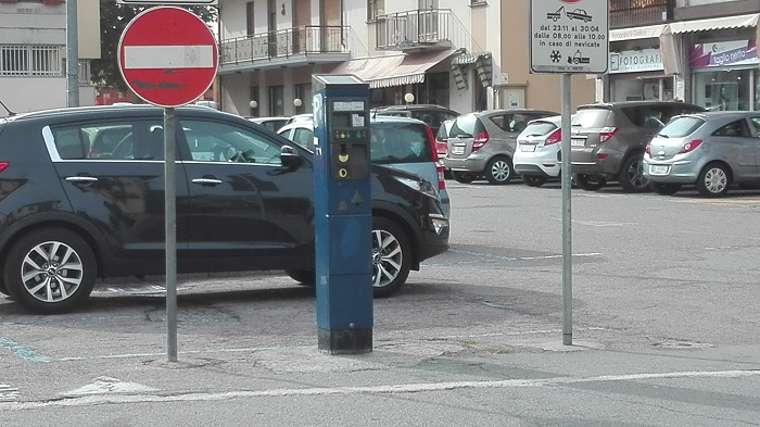 Passerella sullo Strona e parcometri privi di pos al centro del dibattito a Gravellona