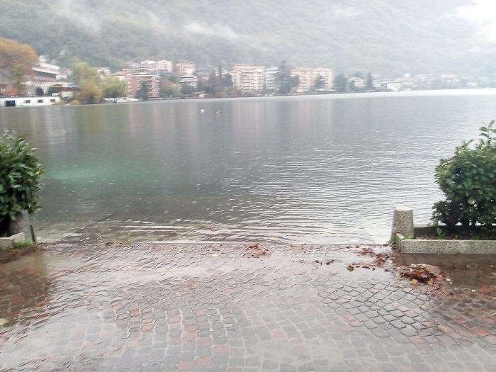 Ricomincia a piovere e a Omegna il lago torna a salire. Fotogallery