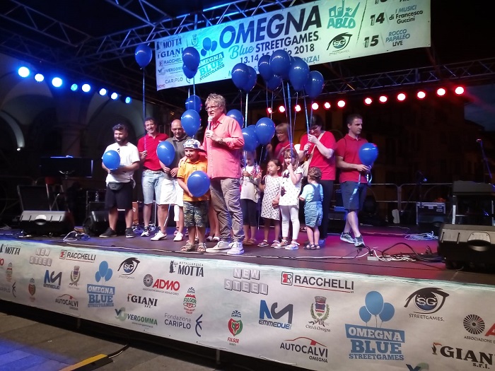 Centinaia di palloncini lanciati al cielo durante Omegna Street Games. Foto e video