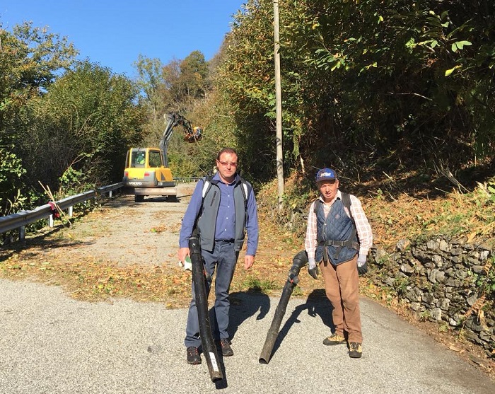 Volontari al lavoro sulla strada della Valle Strona 