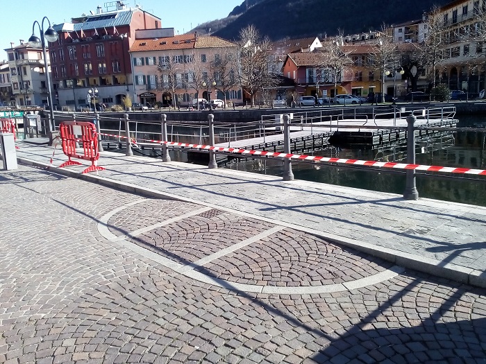 Pavimentazione nuova per i marciapiedi nei pressi del Municipio di Omegna