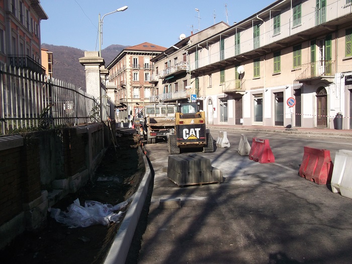 Si sta completando il marciapiede di via Mazzini ad Omegna
