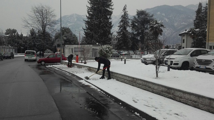 Migranti al lavoro a Gravellona per ripulire la città dalla neve