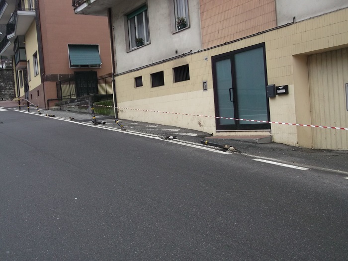 Ad Omegna automobilista abbatte i paletti sulla salita dell'ospedale