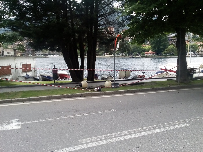 Crolla palo della luce sul lungo lago a Omegna. Solo spavento e nessun danno