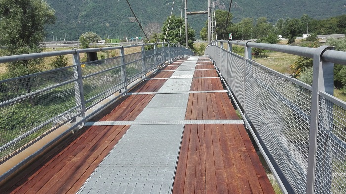 Completata la ristrutturazione della passerella sullo Strona a Gravellona